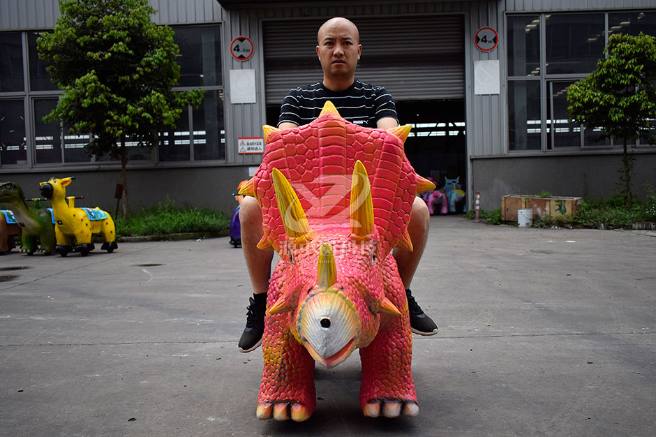 三角恐龍恐龍車，商場騎的三角龍，三角龍童車