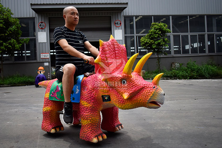 三角恐龍恐龍車，商場騎的三角龍，三角龍童車