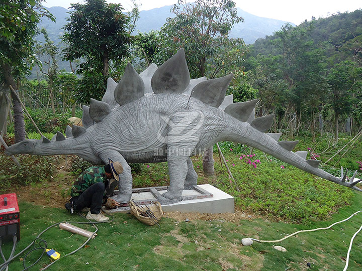 水泥雕塑劍龍制作，水泥恐龍制作