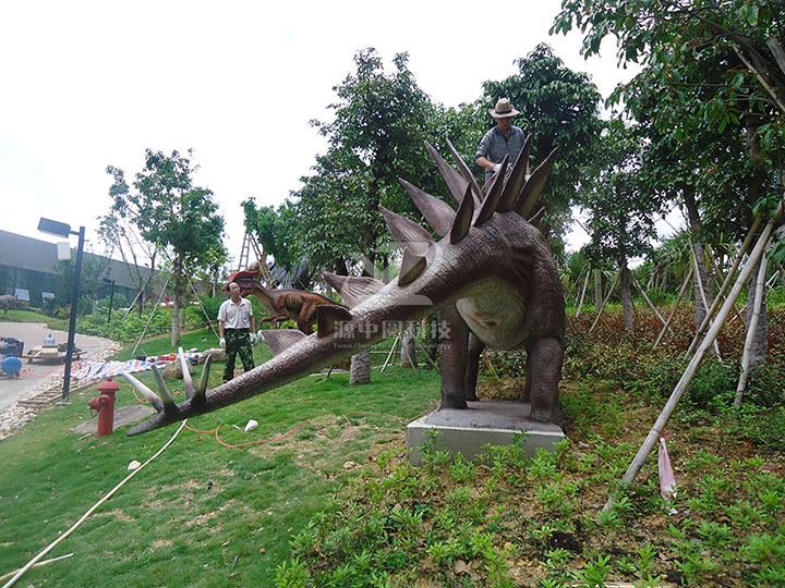 水泥雕塑劍龍制作，水泥恐龍制作